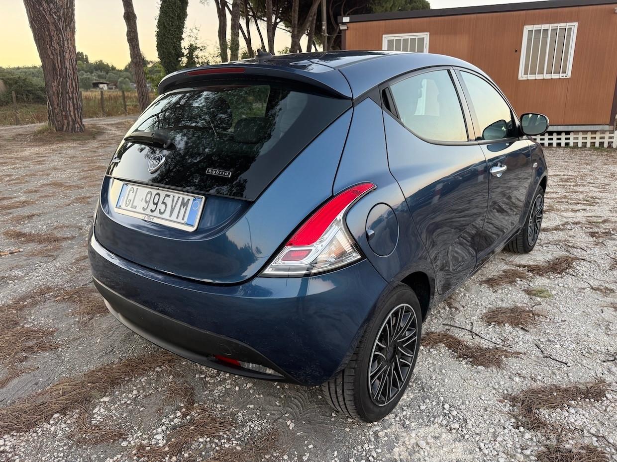 Lancia Ypsilon 1.0 FireFly 5 porte S&S Hybrid Silver