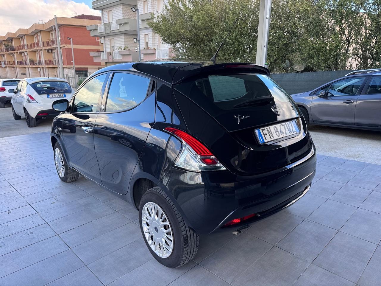 Lancia Ypsilon 0.9 TwinAir 85 CV 5 porte Metano Ecochic Platinum