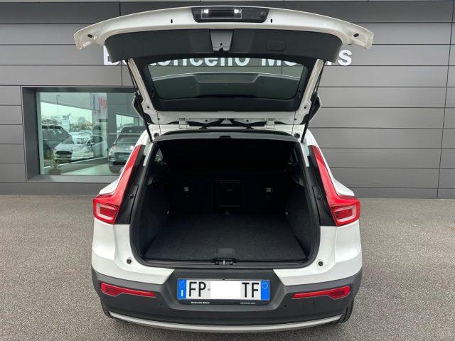 VOLVO XC40 T3 1.5 156cv Momentum MANUALE LED-CARPLAY-LUCI