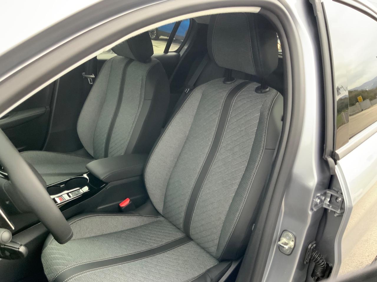 Peugeot 208 Hybrid 100 e-DCS6 Allure