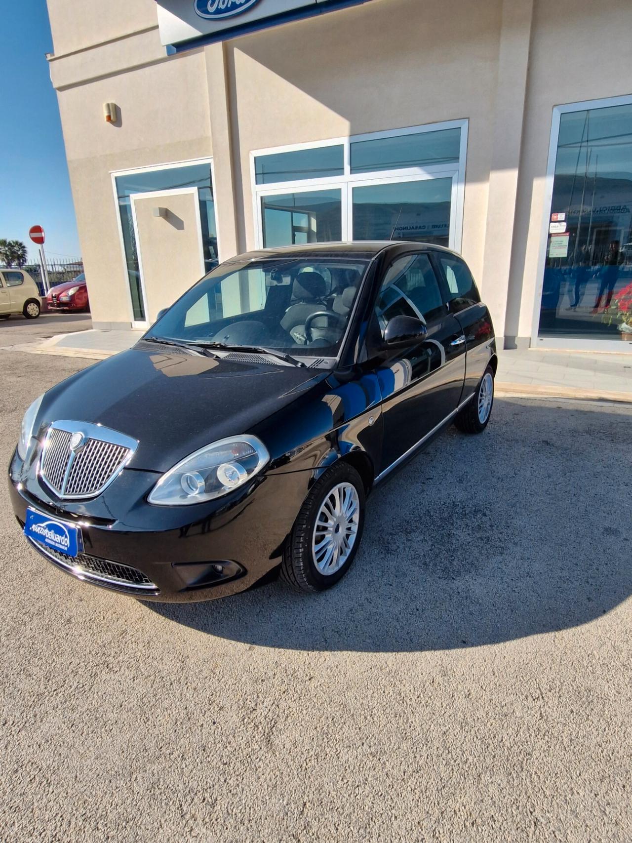 Lancia Ypsilon 1.3 MJT 75 CV New Oro