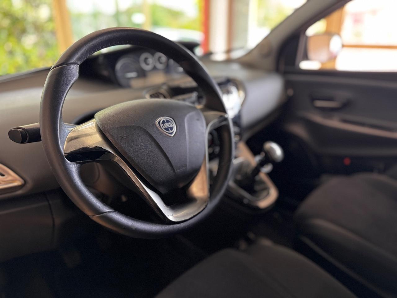 Lancia Ypsilon 0.9 TwinAir 85 CV 5 porte Metano Ecochic Silver