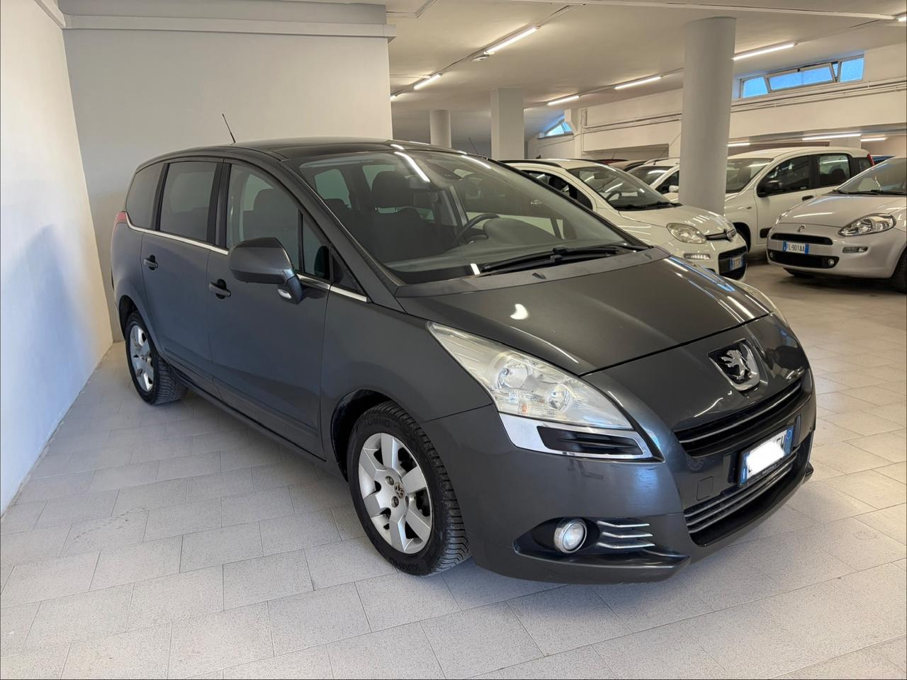 Peugeot 5008 1.6 HDi 112CV cambio robotizzato Tetto panoramico