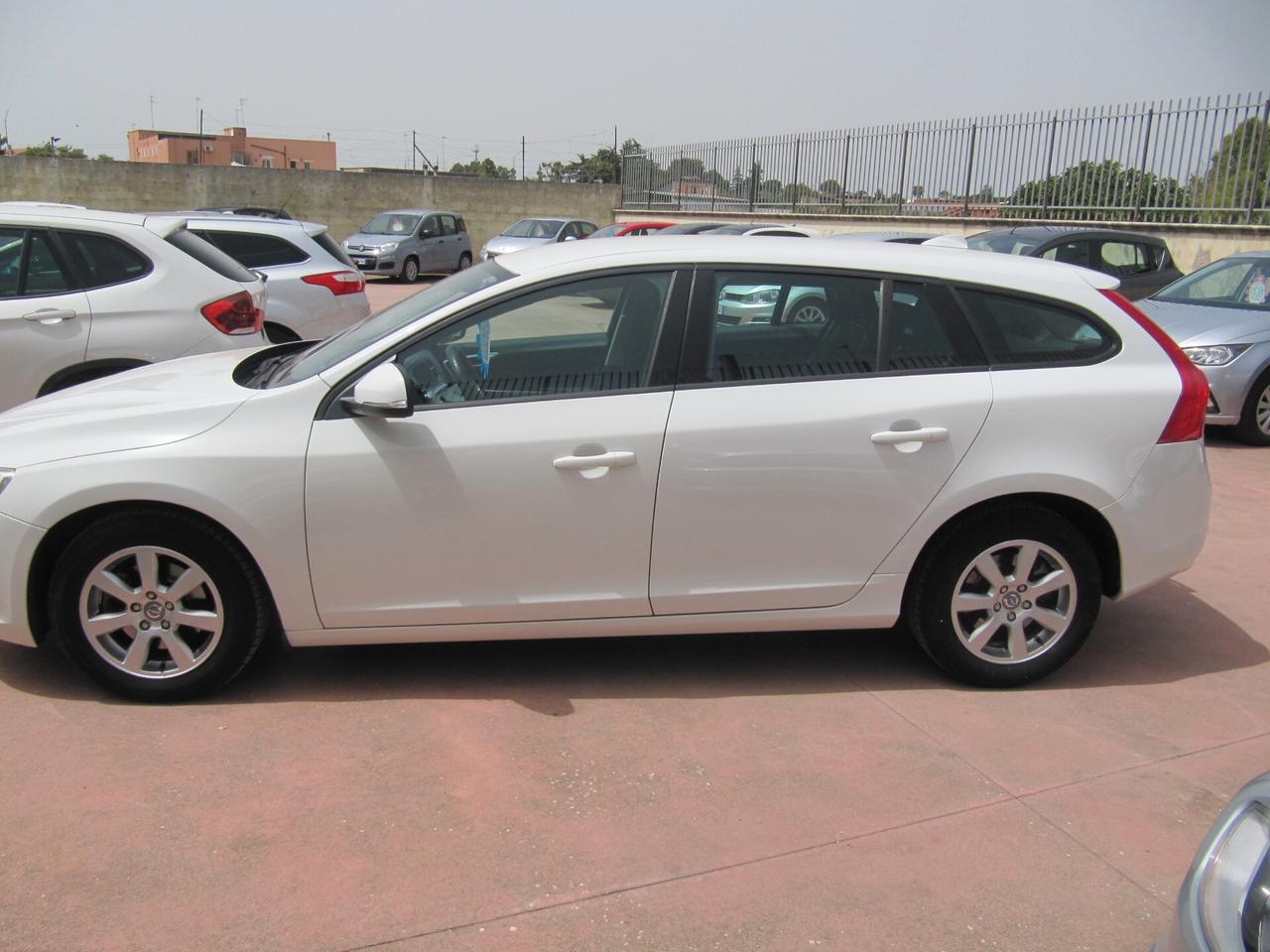 Volvo V60 D4 R-design Kinetic - AUTOMATICO