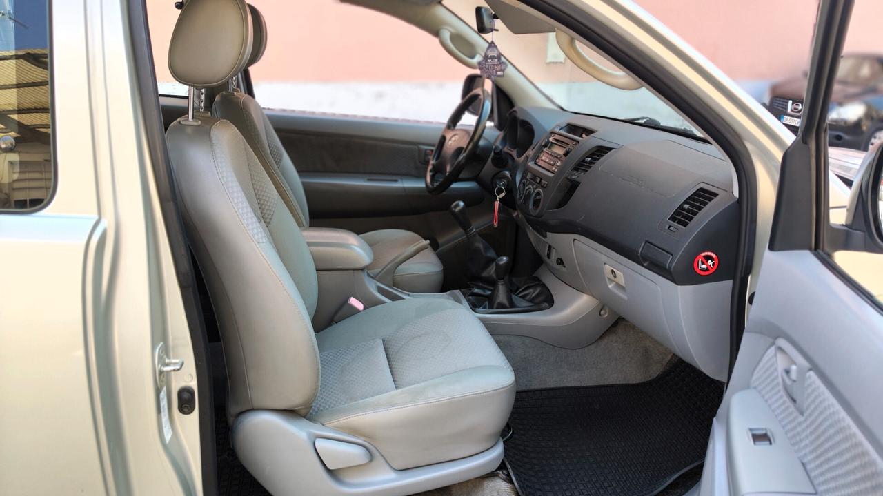 Toyota Hilux 2.5 D-4D 4WD Extra Cab PICK UP