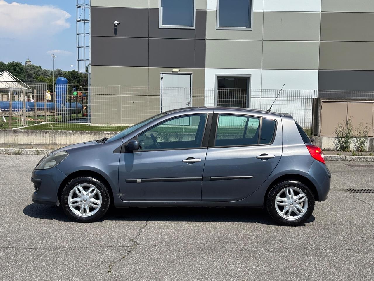Renault Clio 1.2 16V UNI PRO!