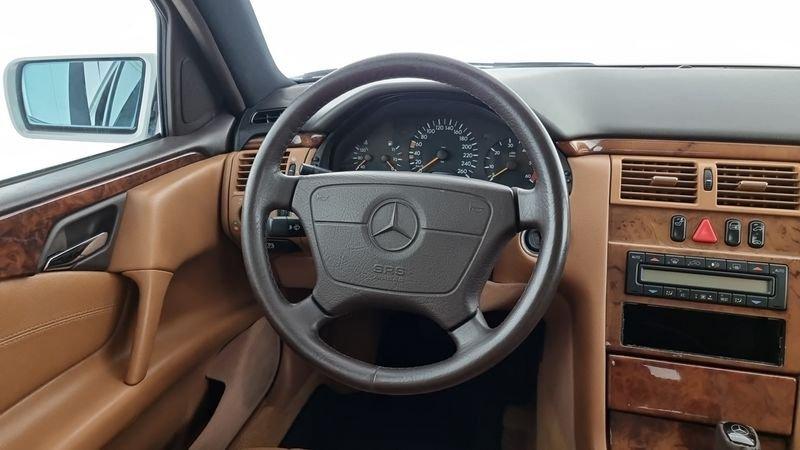 Mercedes-Benz Classe E E 300 turbodiesel cat Elegance