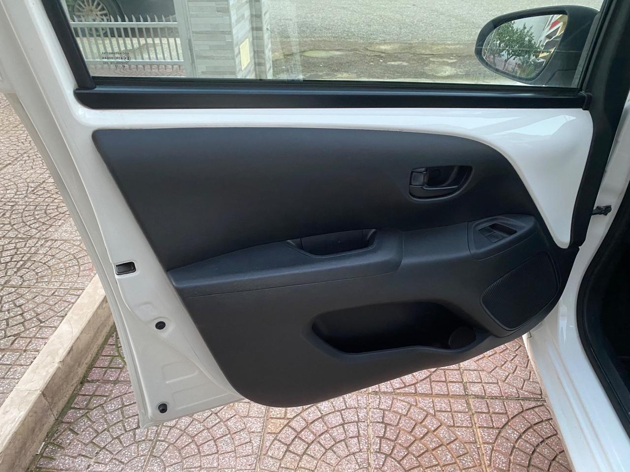 Toyota Aygo 1.0 VVT-i 69 CV 5 porte x-clusiv