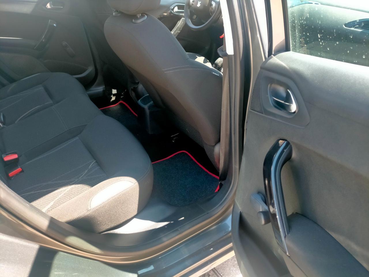 Peugeot 208 1.4 HDi 68 CV 5 porte Allure