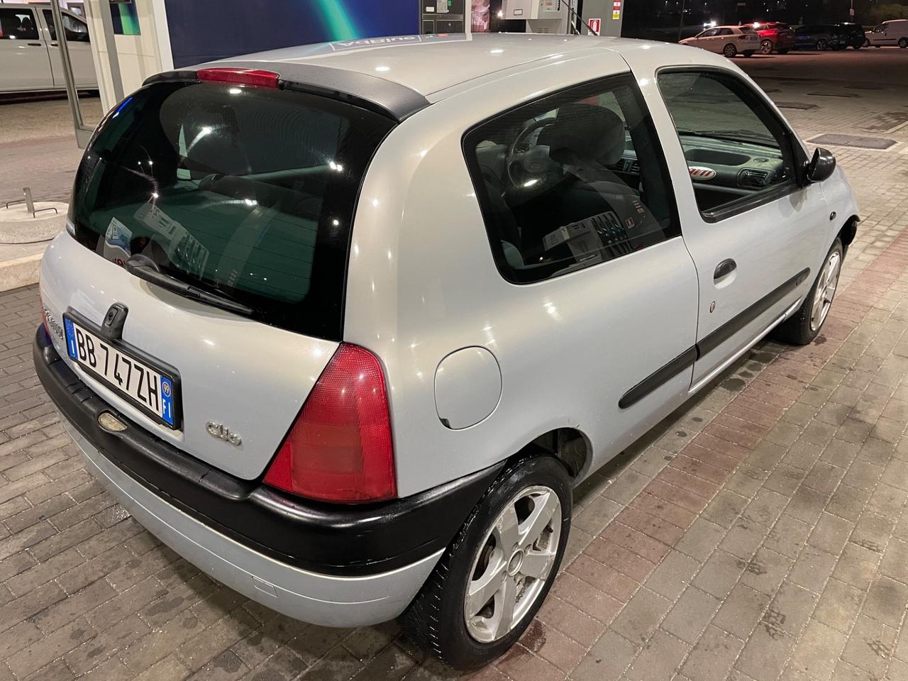 RENAULT CLIO 1.1 BENZINA NEOPATENTATI 183.000 KM ANNO 99.