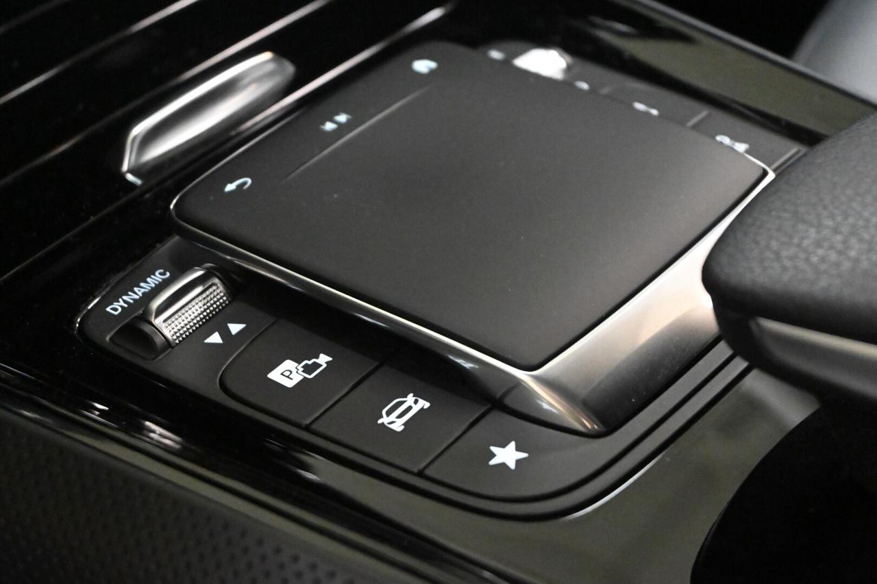 MERCEDES GLA (H247) GLA 180 d Automati...