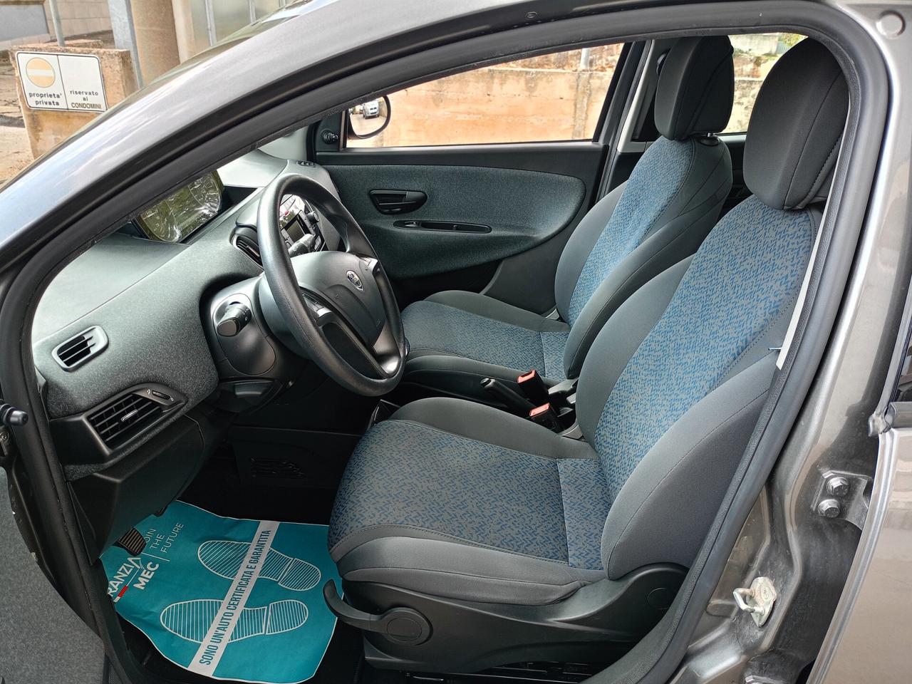 Lancia Ypsilon 1.0 FireFly 5 porte S&S Hybrid Ecochic Silver