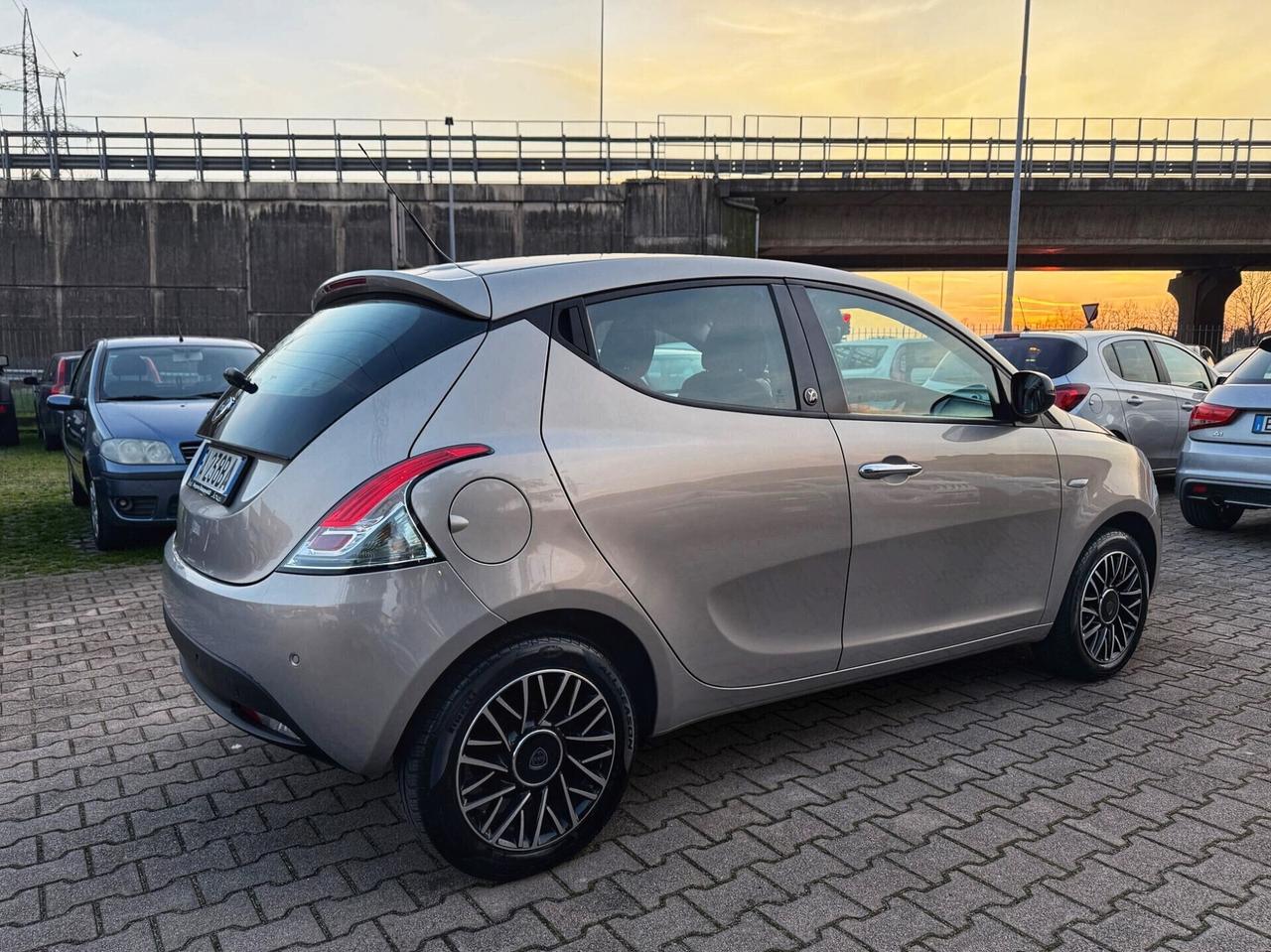 Lancia Ypsilon 0.9 TwinAir 85 CV 5 porte S&S DFN Gold OK NEOPATENTATI