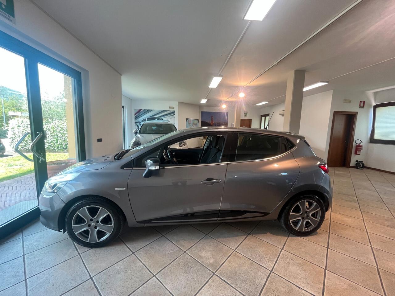 Renault Clio 1.2 75CV 5 porte costume national