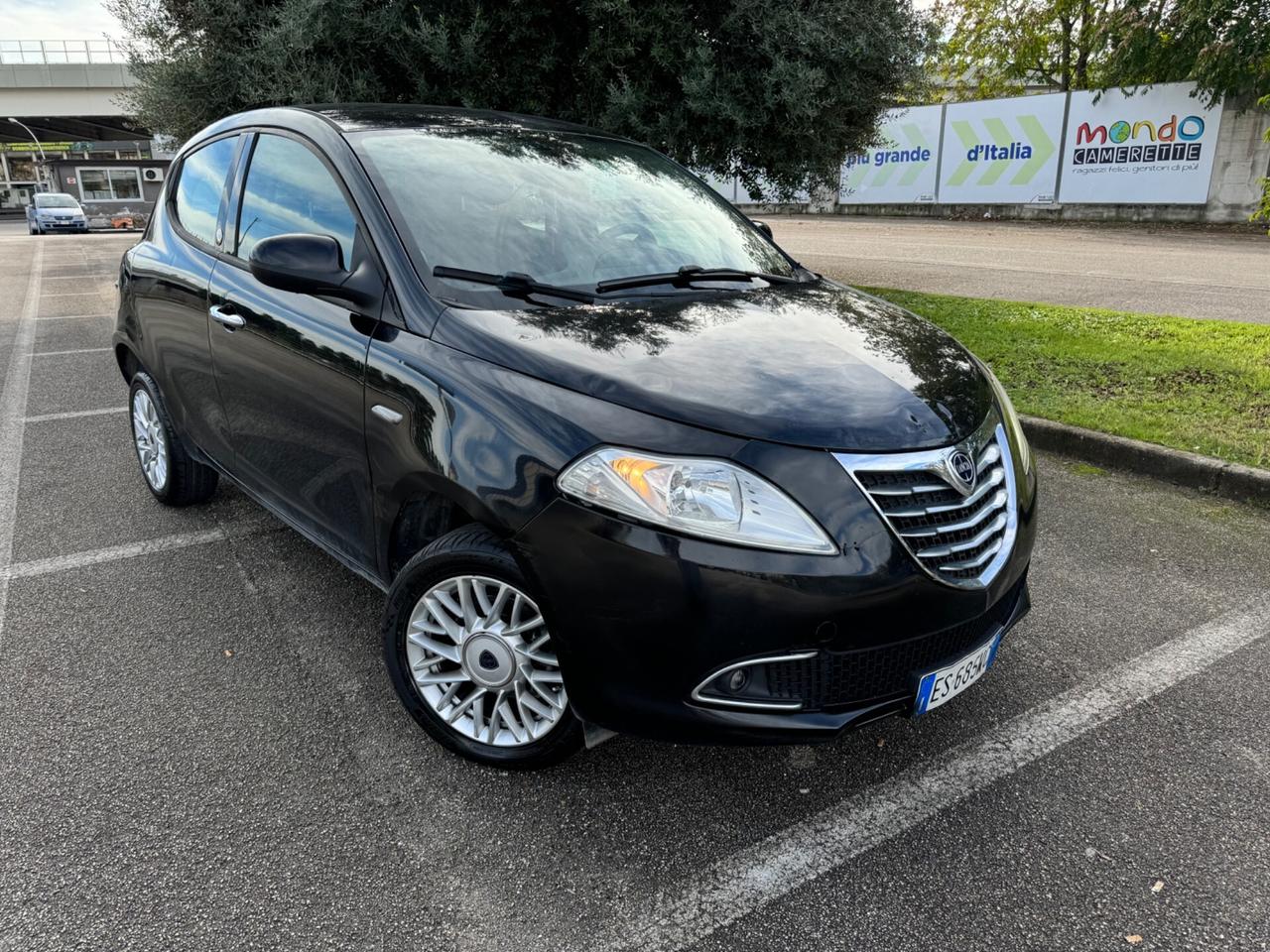 Lancia Ypsilon 0.9 TwinAir 85 CV 5 porte Metano Ecochic Silver