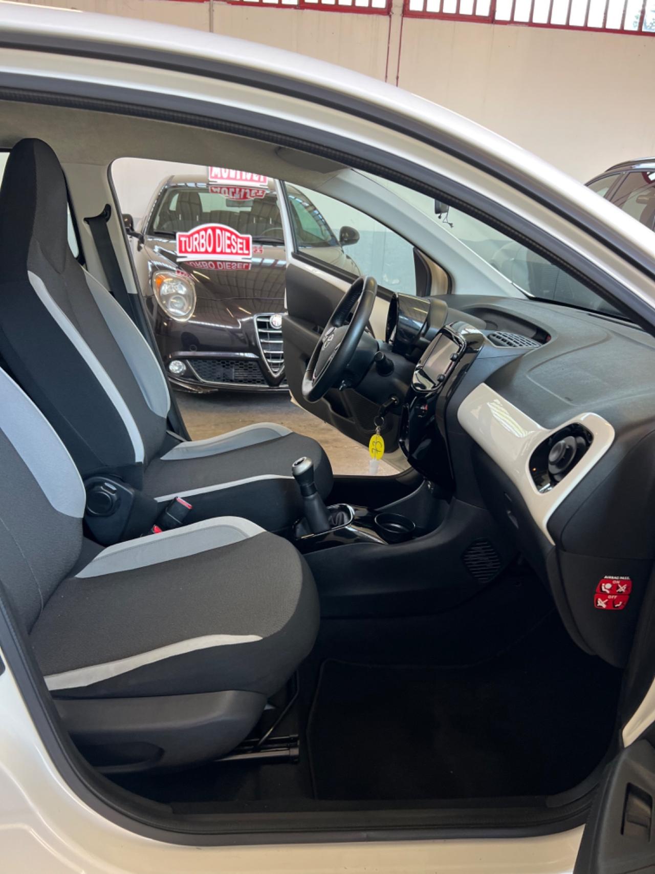 Toyota Aygo 1.0 VVT-i 69 CV 5 porte x-cite MMT