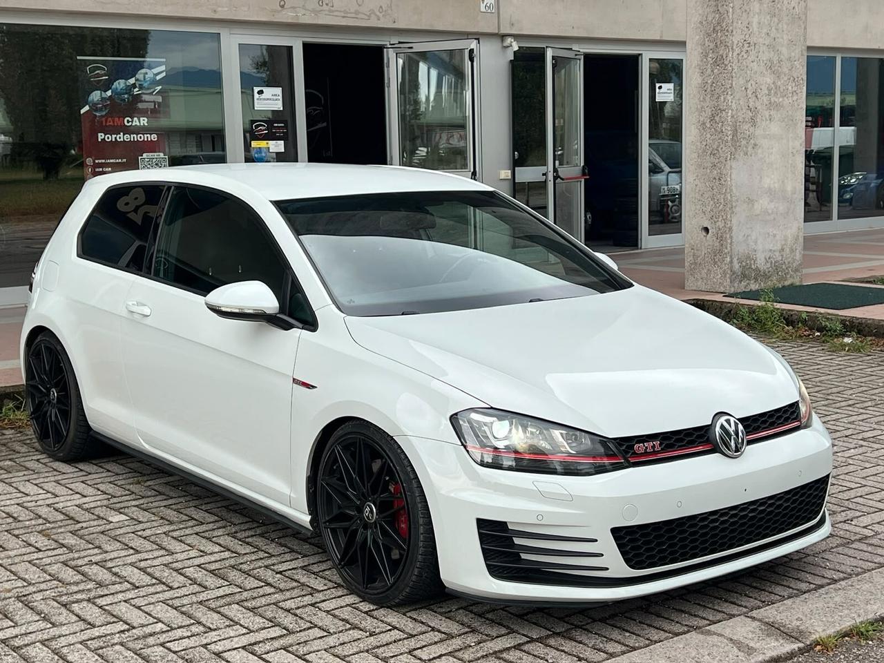 Volkswagen Golf GTI Performance 2.0 TSI 3p. 230cv