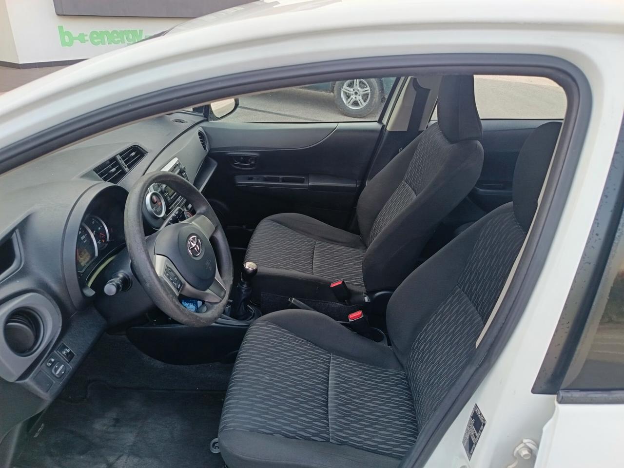 Toyota Yaris 1.0 benz2012 km originali!!! Okneo patente