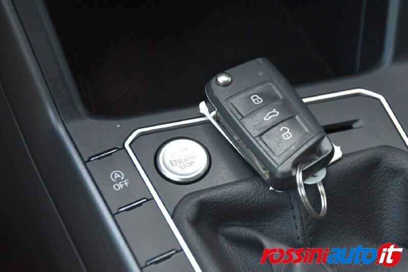 VOLKSWAGEN TAIGO 1.5 TSI 150 CV DSG R-LINE + R18 BI-COLOR 2XCLIMA
