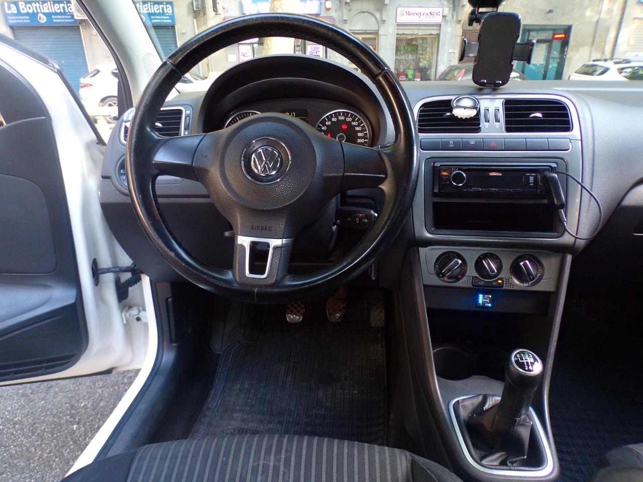 AUTO VOLKSWAGEN POLO 5P COMFORTLINE BI-FUEL DEL 2010 CON 227.500 KM