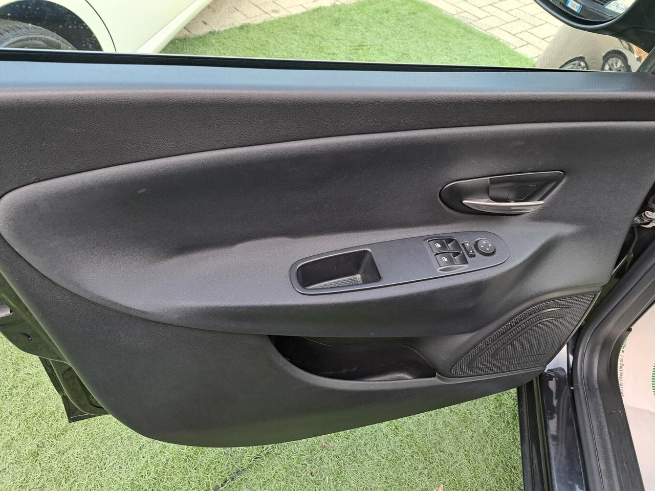 Lancia Ypsilon 1.2 BENZ 69 CV 5 porte Platinum /OK NEOPATENTATI /EURO6