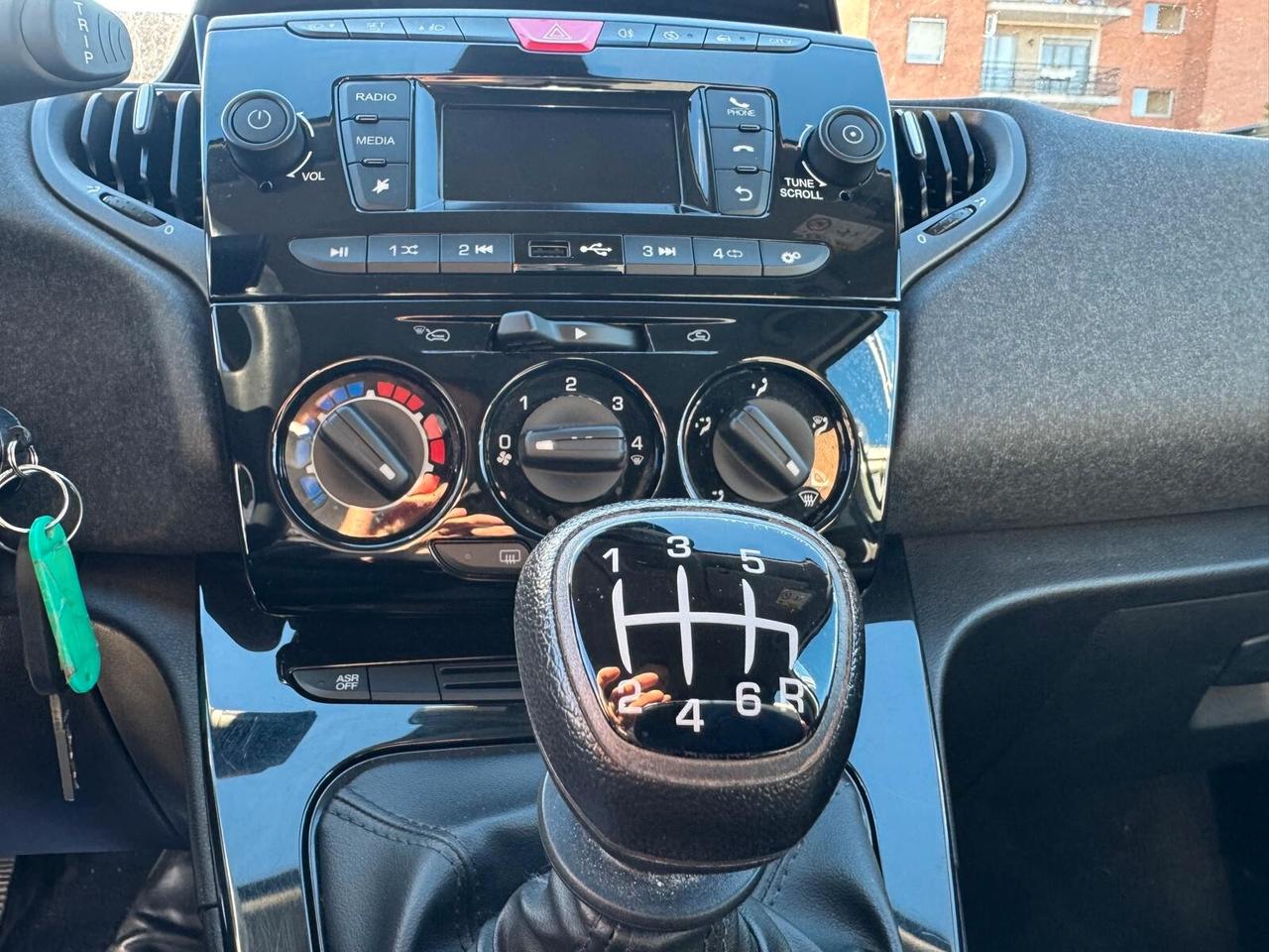 Lancia Ypsilon 1.0 FireFly 5 porte S&S Hybrid Ecochic Silver