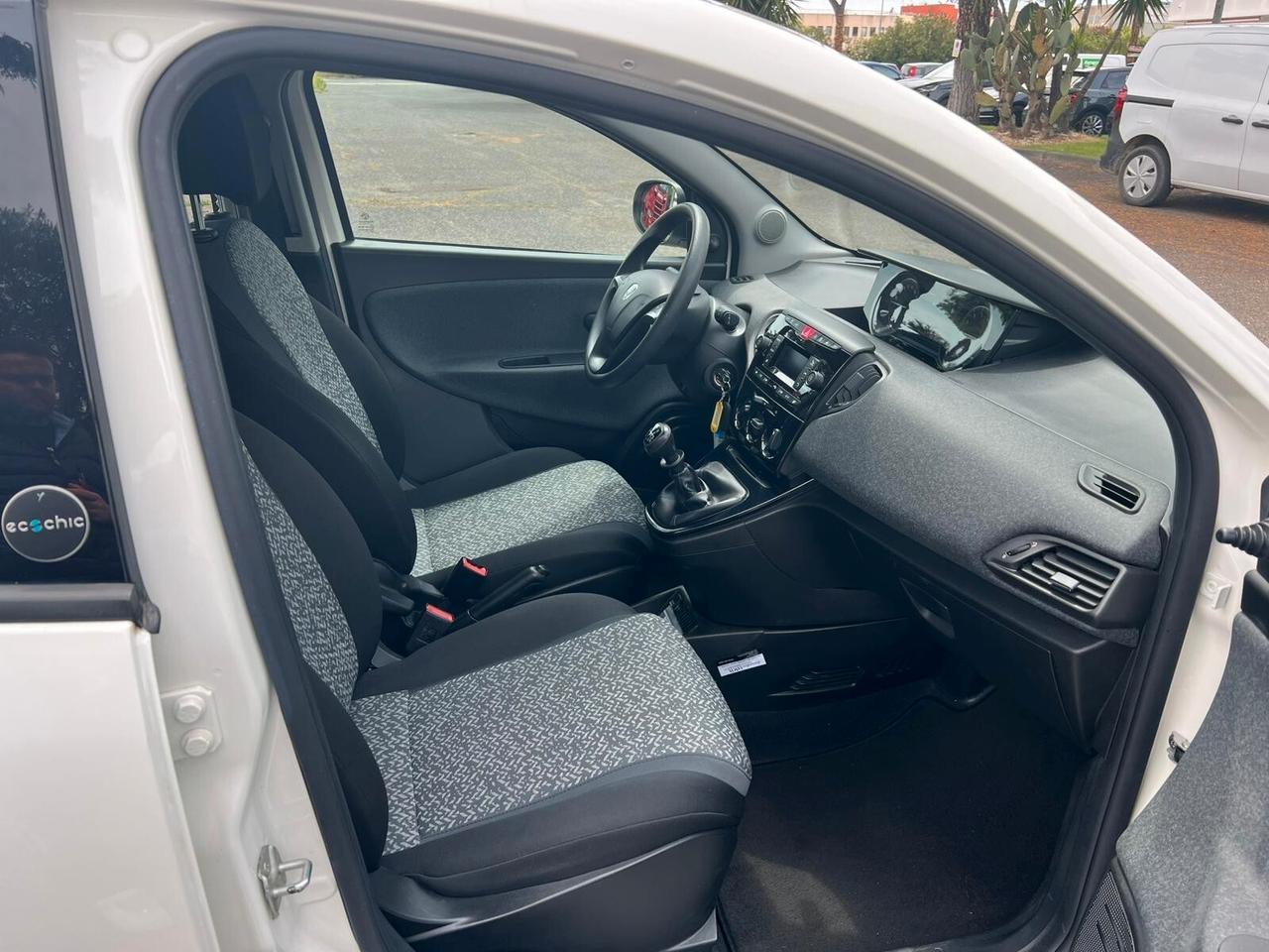 Lancia Ypsilon 1.0 FireFly 5 porte S&S Hybrid Ecochic Silver