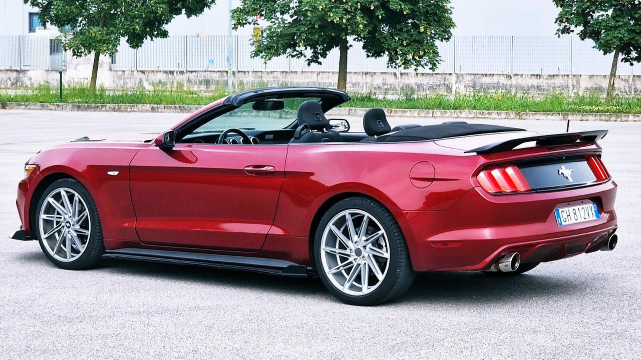 Ford Mustang Fastback 3.7 Cabrio Noleggio