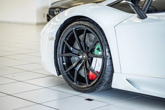 LAMBORGHINI Aventador 6.5 V12 LP700-4