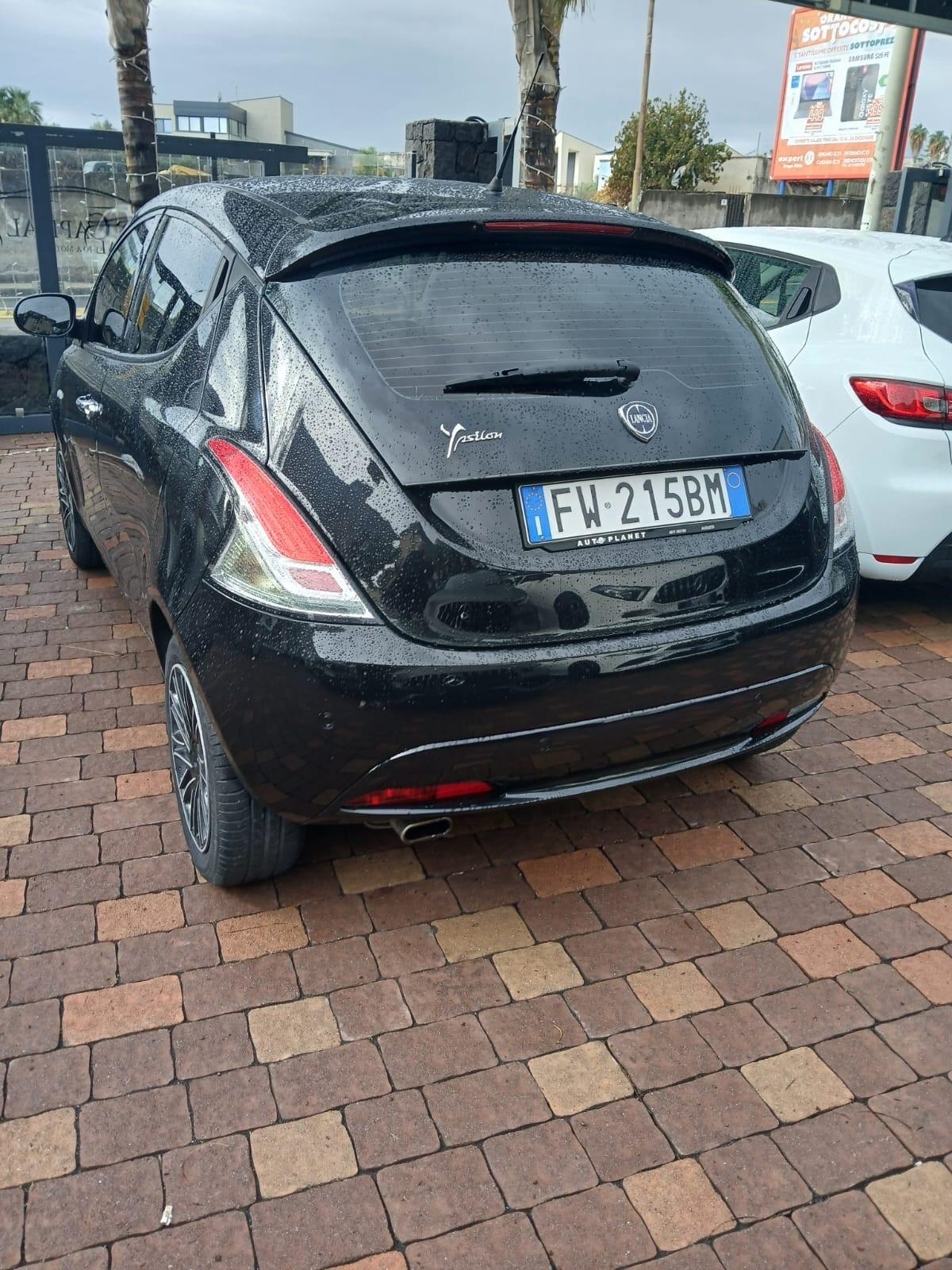 Lancia Ypsilon 1.2 69 CV 5 porte S&S Black and Noir
