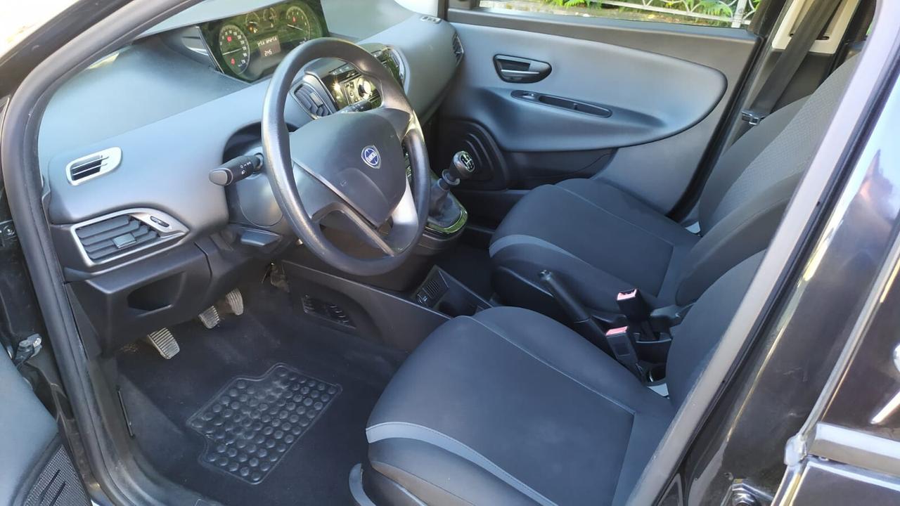 Lancia Ypsilon 1.2 5 porte Silver