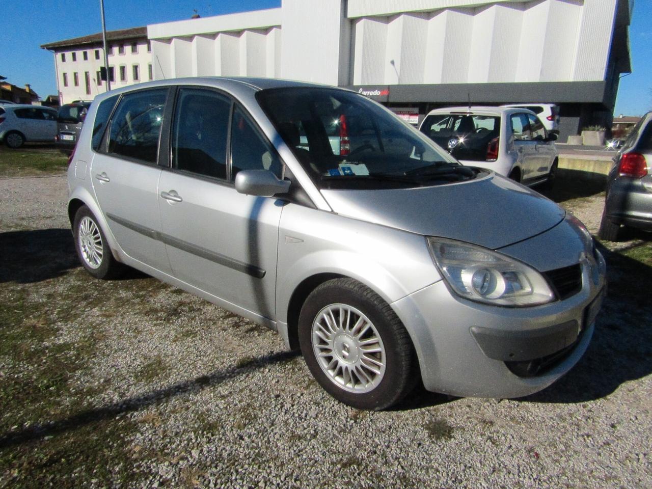 Renault Scénic BZ tagliandata e gommata