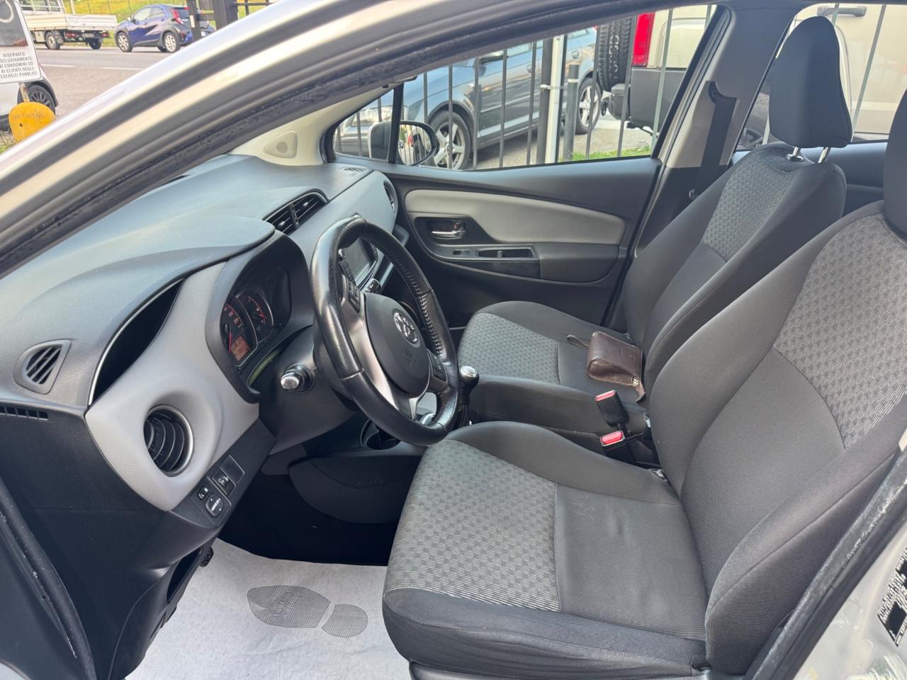 Toyota Yaris 1.0 5 porte Lounge neo patentati