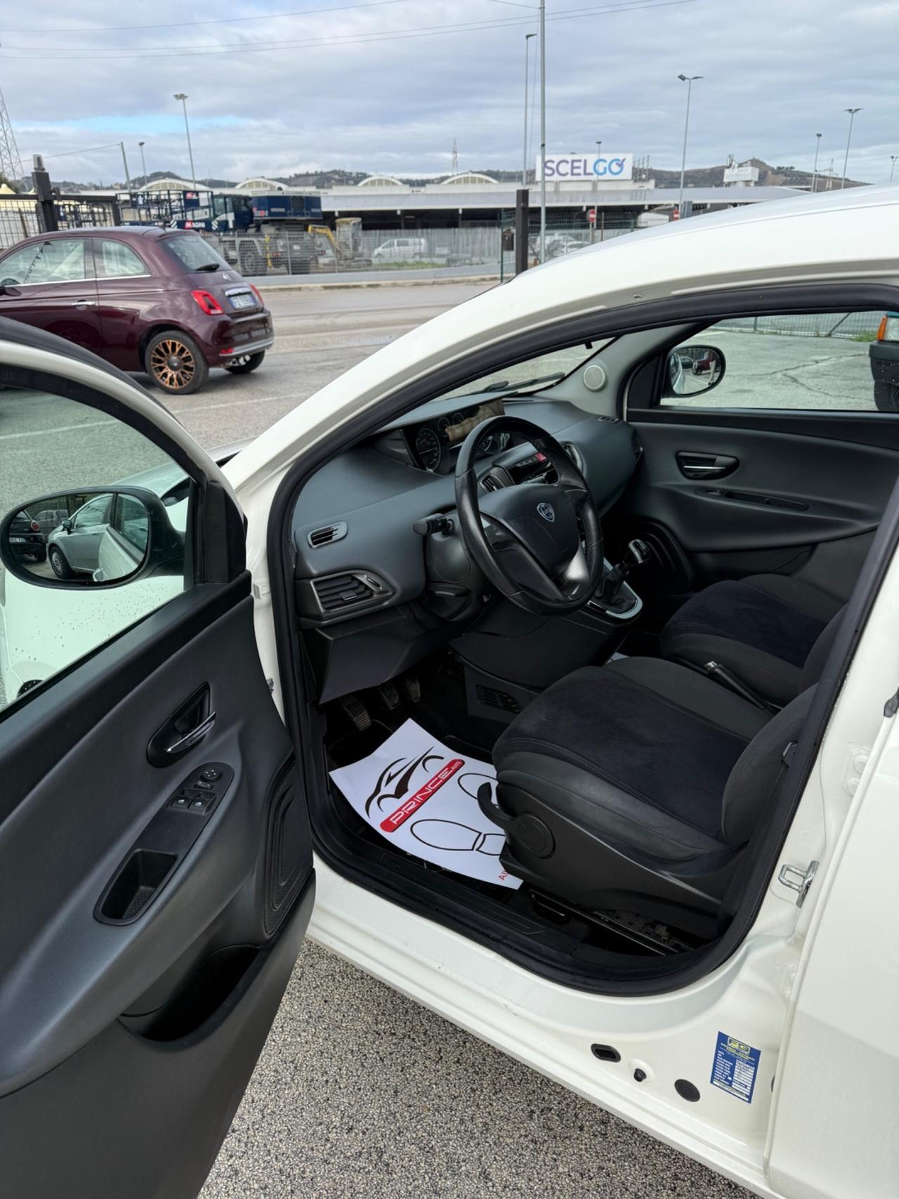 Lancia Ypsilon 1.3 MJT 75 CV Unyca