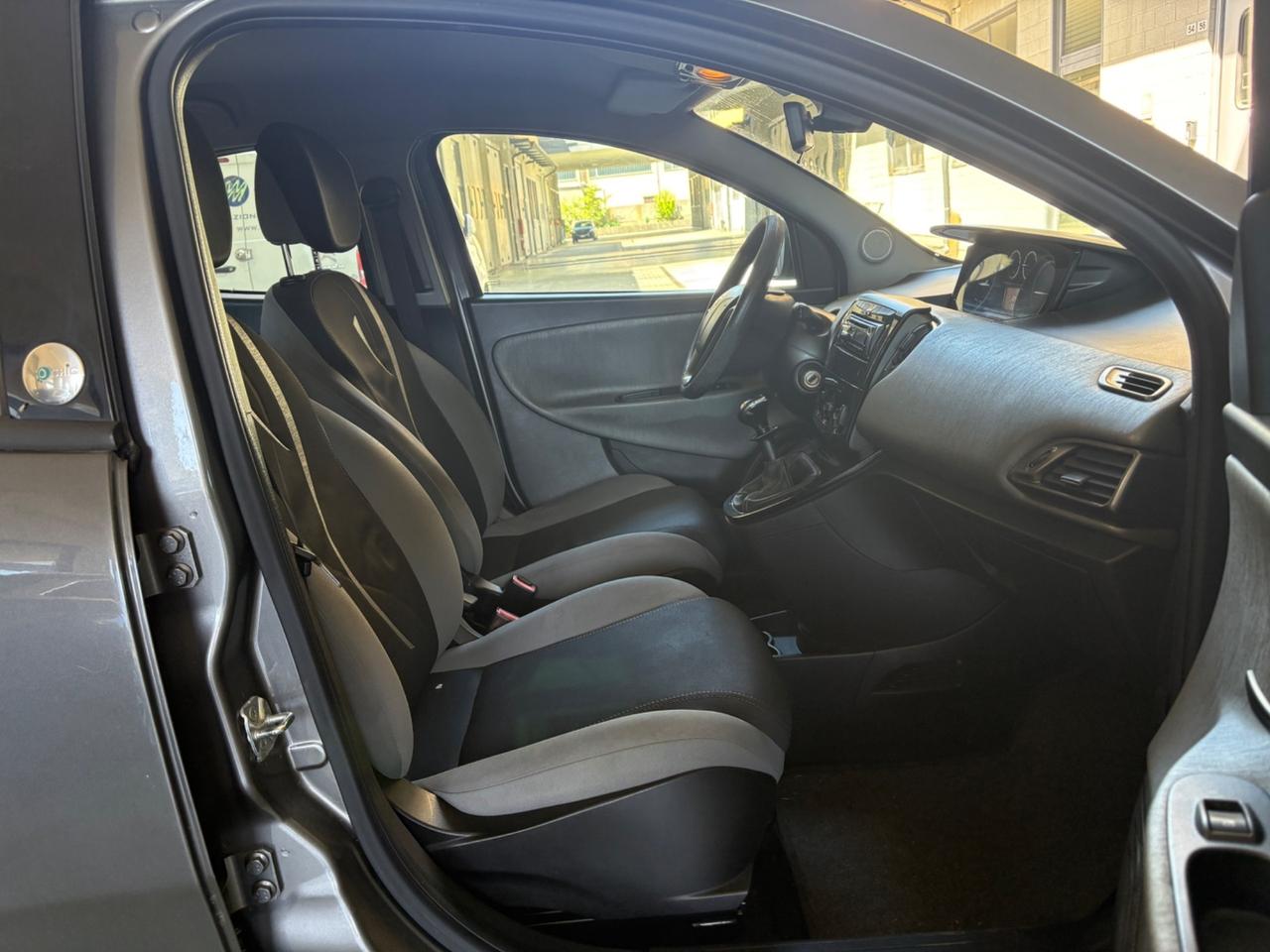 Lancia Ypsilon 0.9 TwinAir 85 CV 5 porte Metano Ecochic Gold