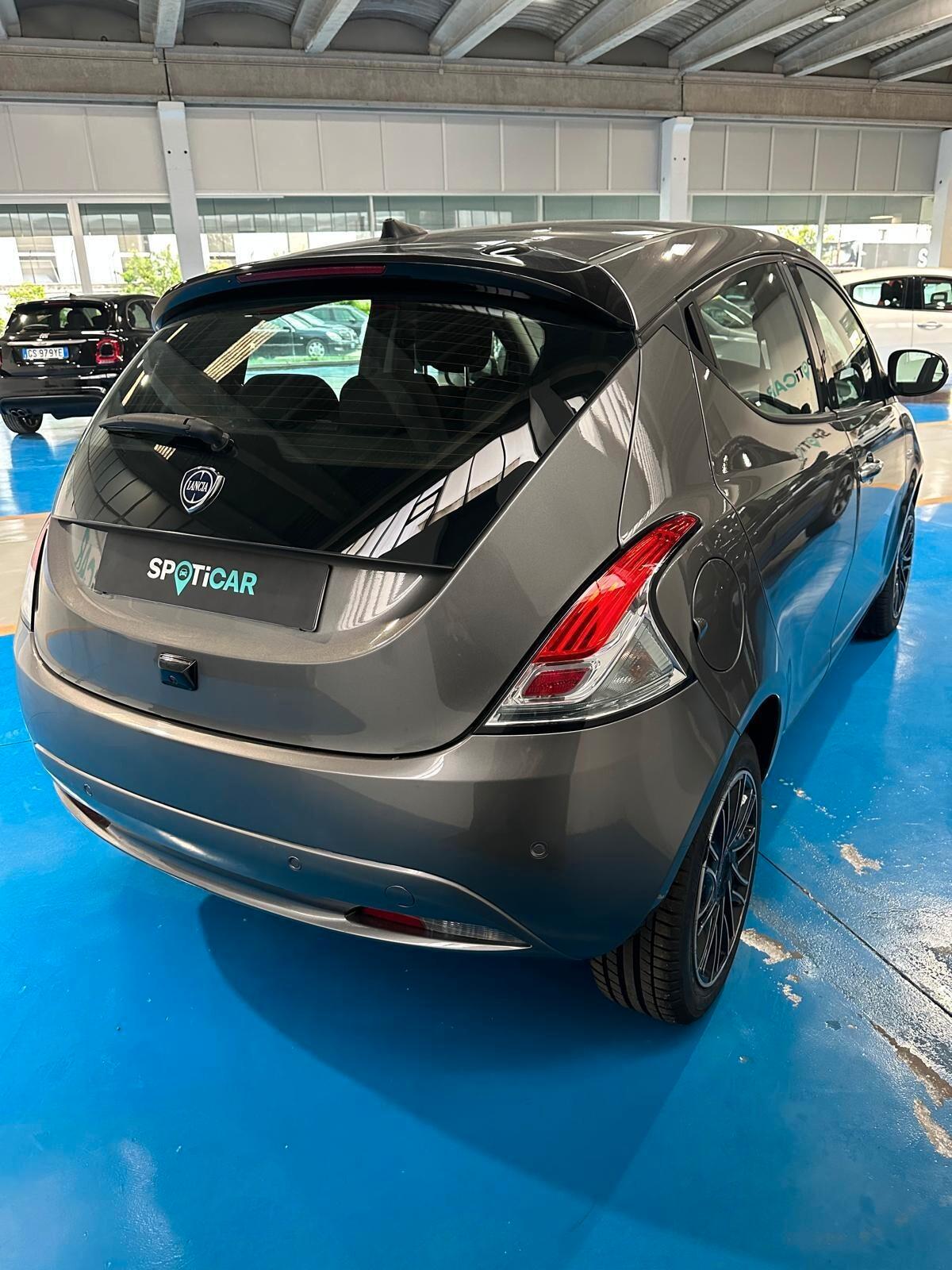 Lancia Ypsilon 1.0 FireFly 5 porte S&S Hybrid Platino
