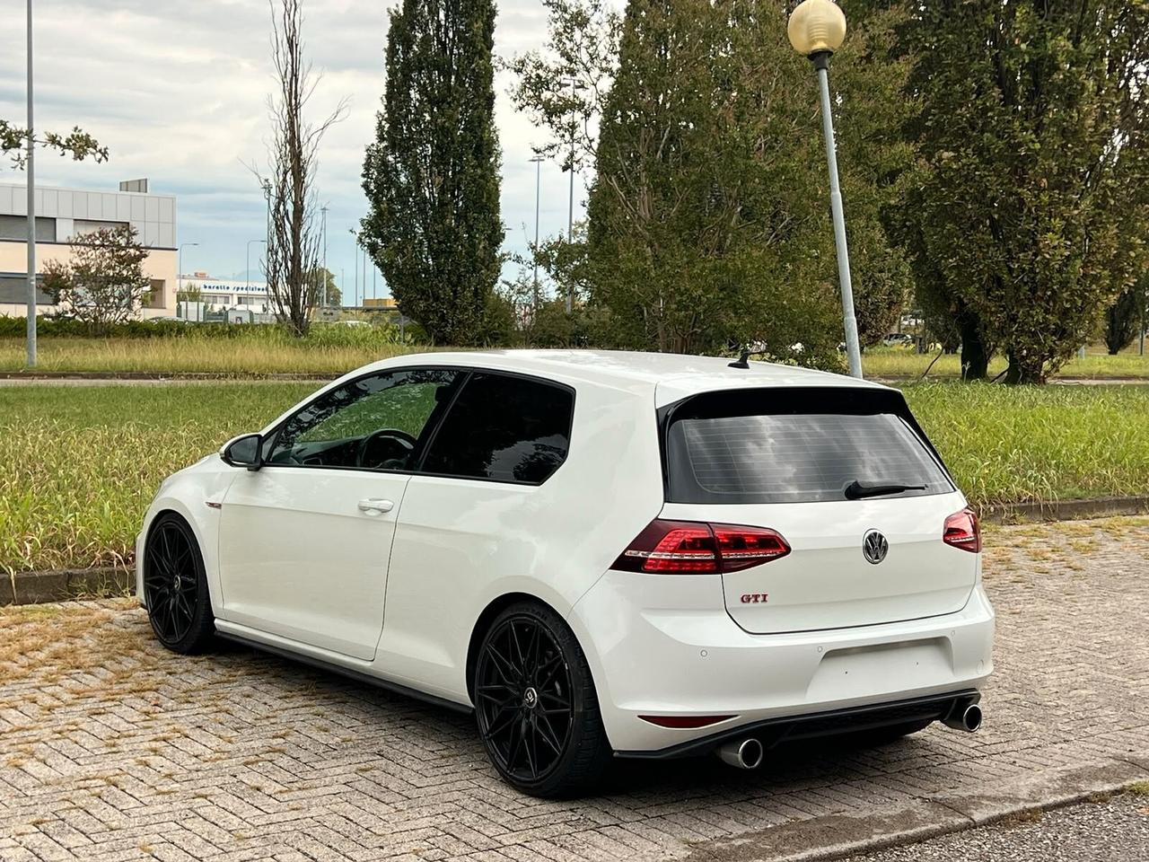 Volkswagen Golf GTI Performance 2.0 TSI 3p. 230cv