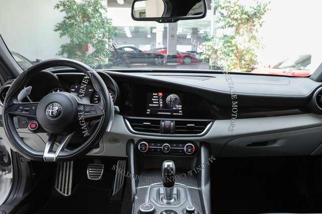 Alfa Romeo Giulia QUADRIFOGLIO|SPECIAL PAINT|HARMAN/KARDON|19''|