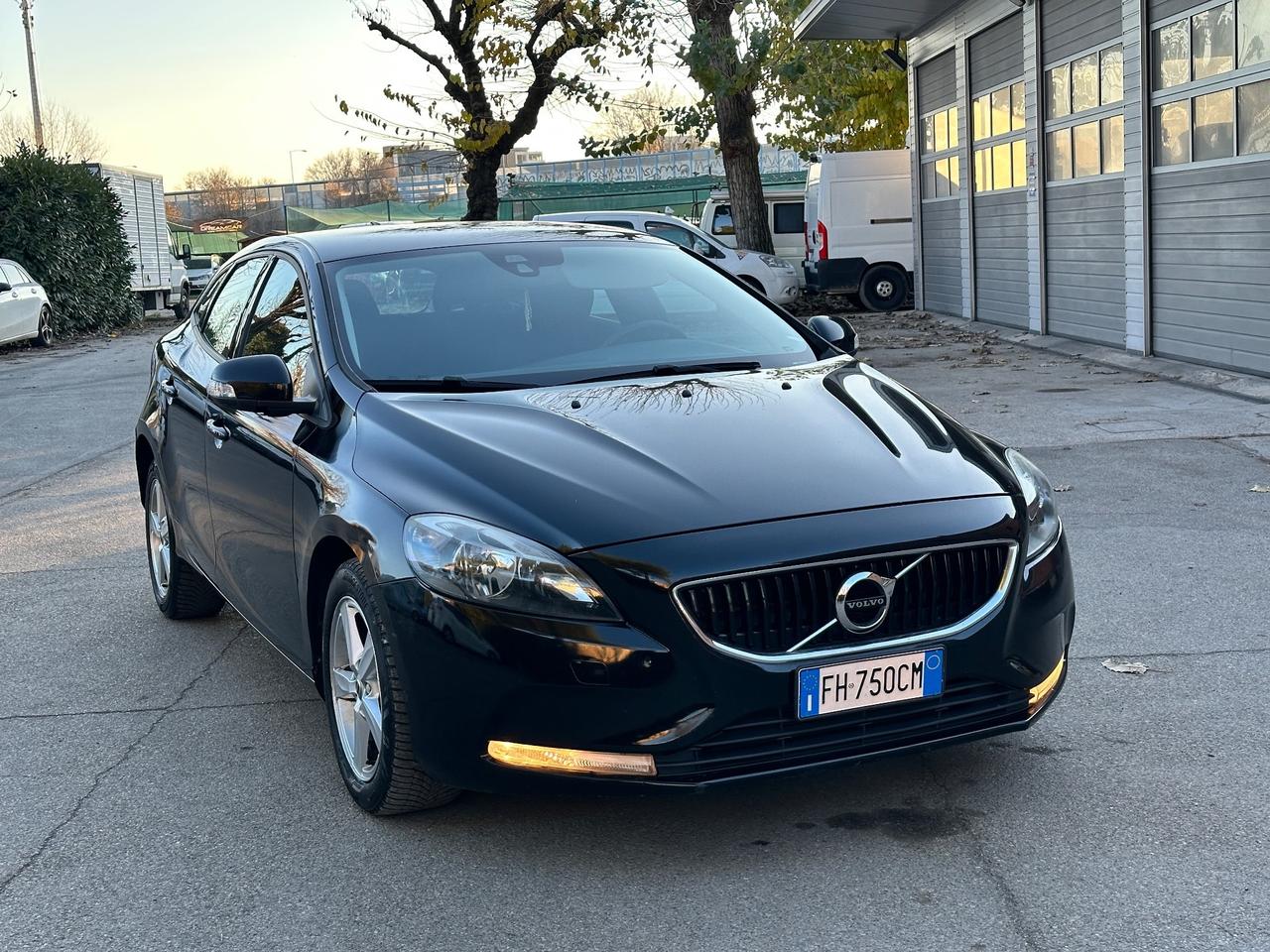 Volvo V40 D2 R-DESIGN MOMENTUM X NEOPATENTATI