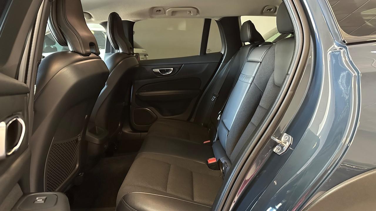 Volvo V60 B4 (d) Geartronic Momentum CROSS COUNTRY 4X4
