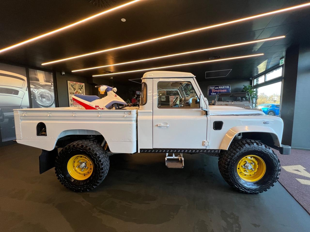 Land Rover Defender 110 2.4 TD4 High Capacity Pick Up E "The world's style"