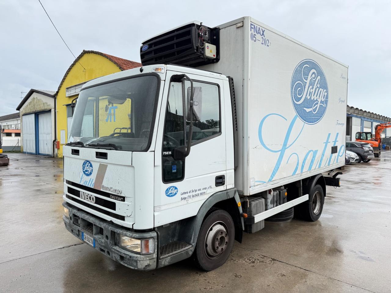 Autocarro IVECO 75E15 isotermico con frigo