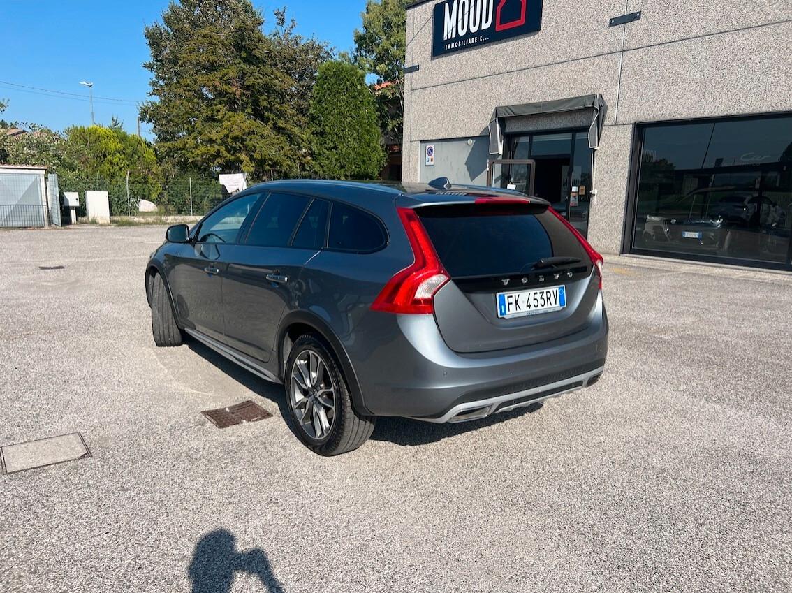 Volvo V60 Cross Country 2.0 d3 Plus geartronic - Pelle Navi Fari Led - FULL OPTIONAL