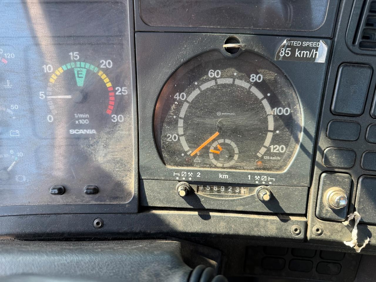 Scania P93.220 Cisterna bitume con asfaltatrice