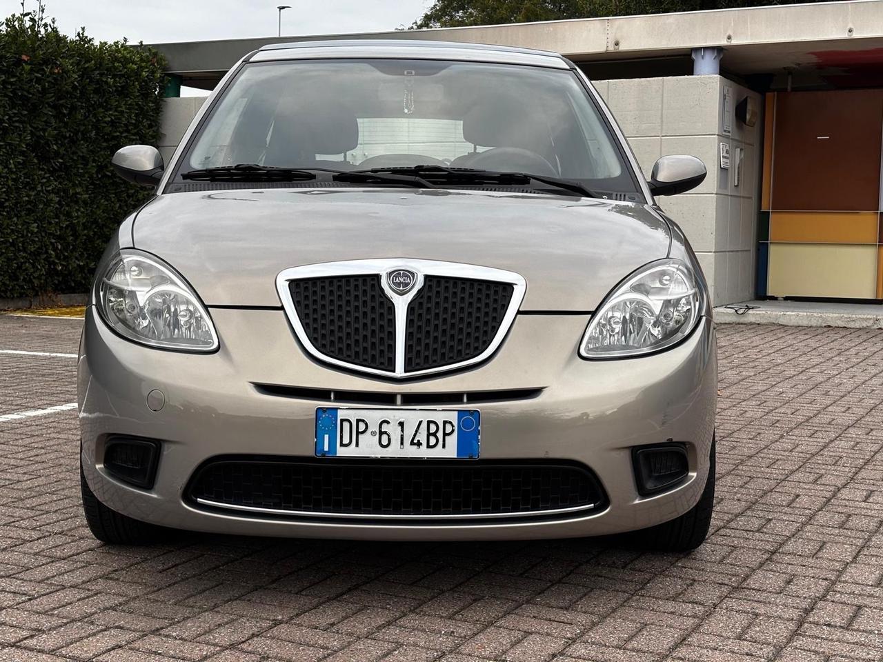 Lancia Ypsilon 1.4 16V Sport MomoDesign – €3.700 | 105.000 km