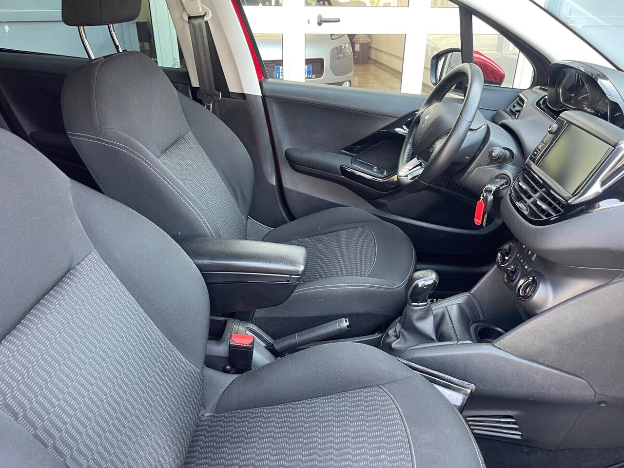 Peugeot 208 PureTech 82 5 porte Allure - Finanziabile