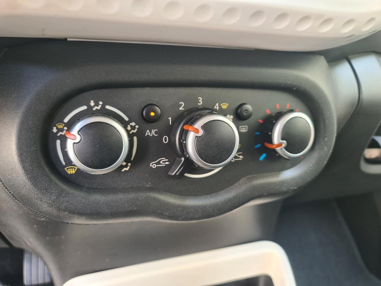 Renault Twingo 1.0 SCe Live - unicoprop.