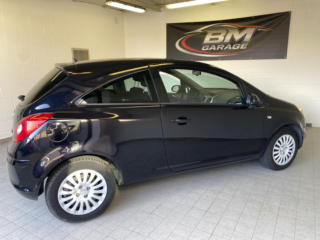 Opel Corsa 1.2 3 porte b-color