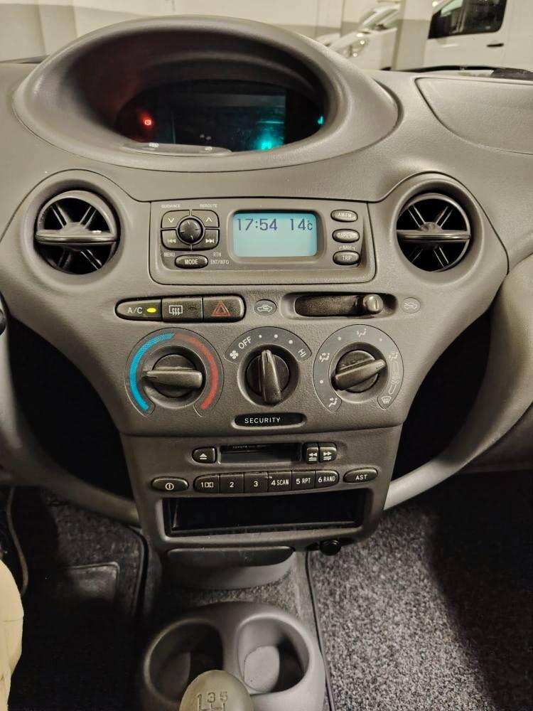 Toyota Yaris 1.0i 16V cat 5 porte Sol