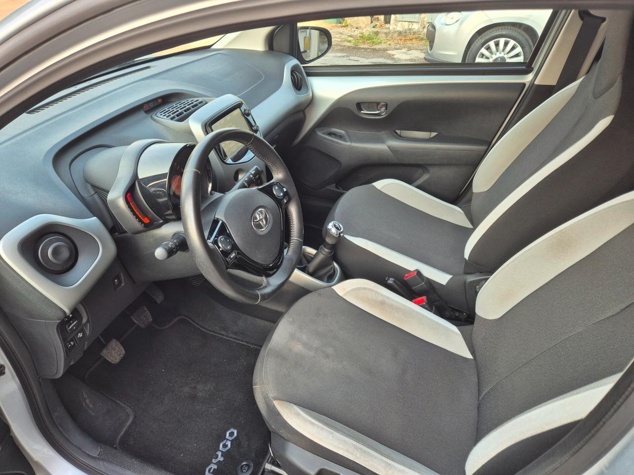 Toyota Aygo 1.0 VVT-i 69 CV 5 porte x-cool TSS